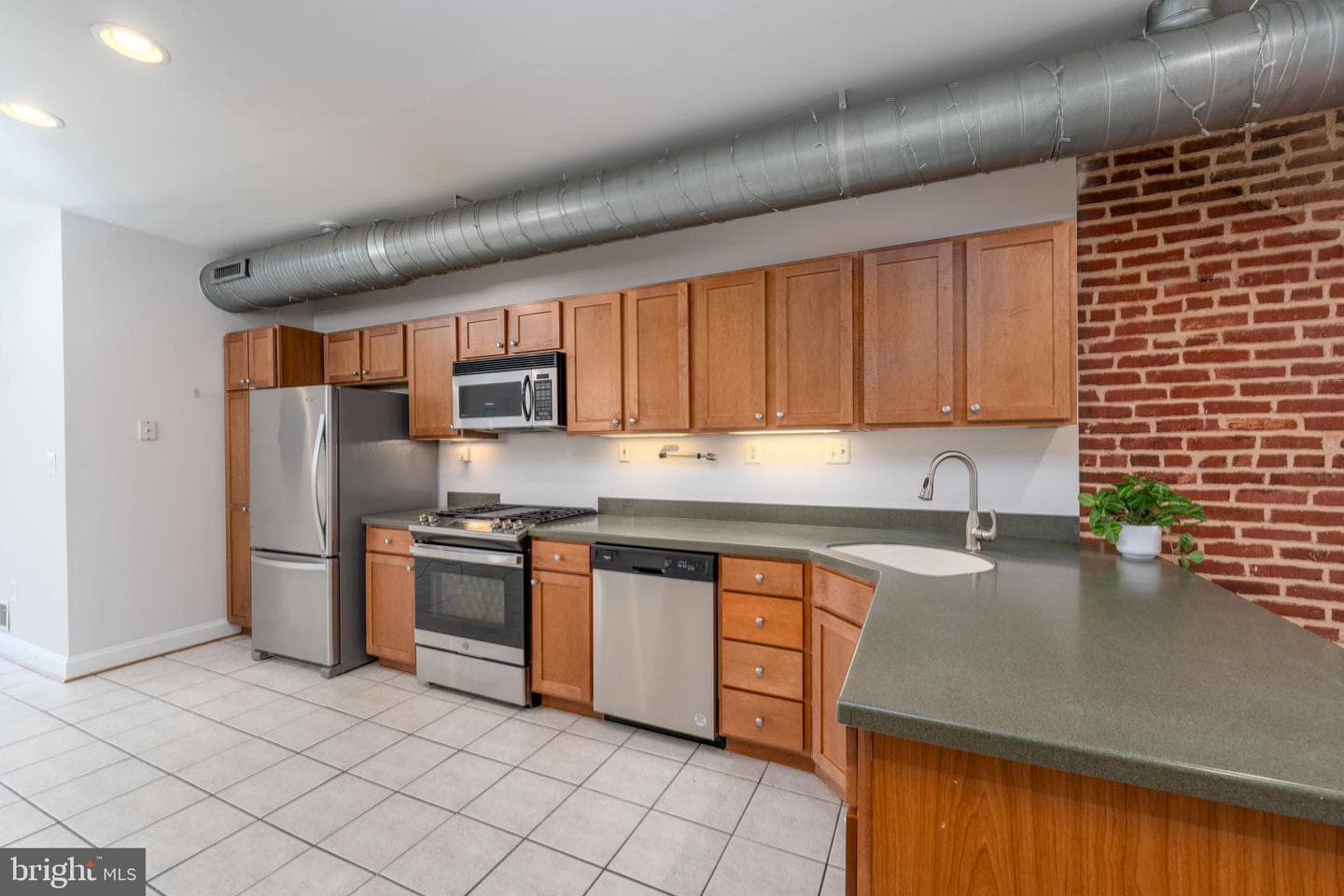 3233 Foster Avenue photo 9