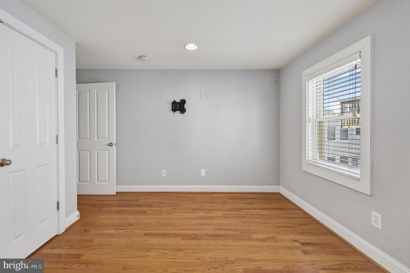 1004 Baylis Street photo 33