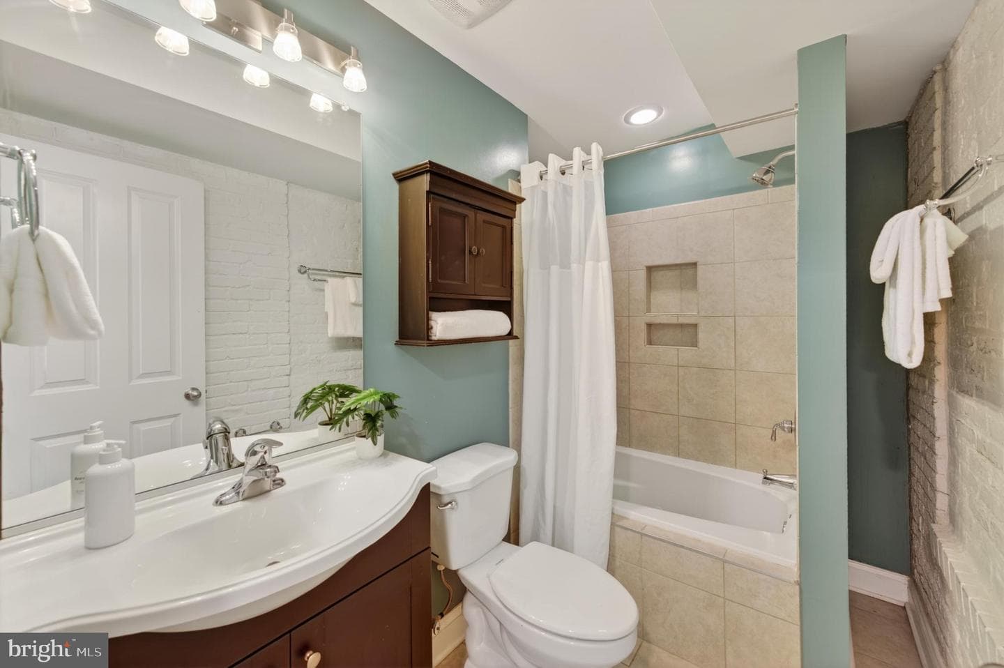 1004 Baylis Street photo 35