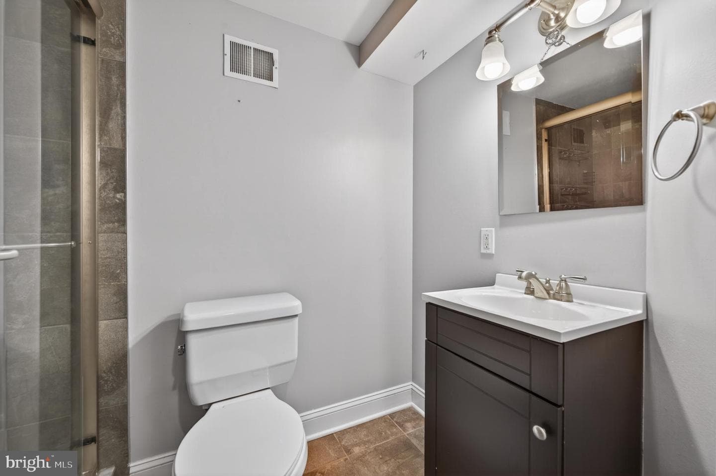 1004 Baylis Street photo 42
