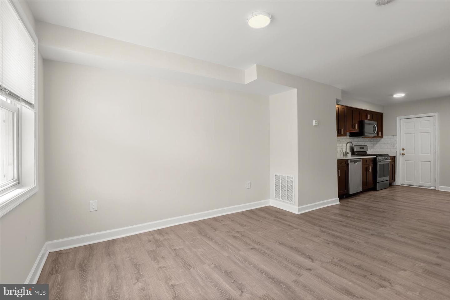 1044 Ellicott Driveway photo 4