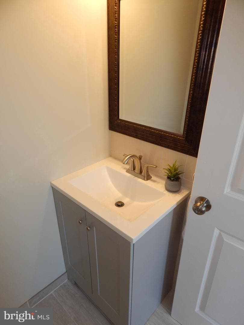 3042 E Monument Street photo 20