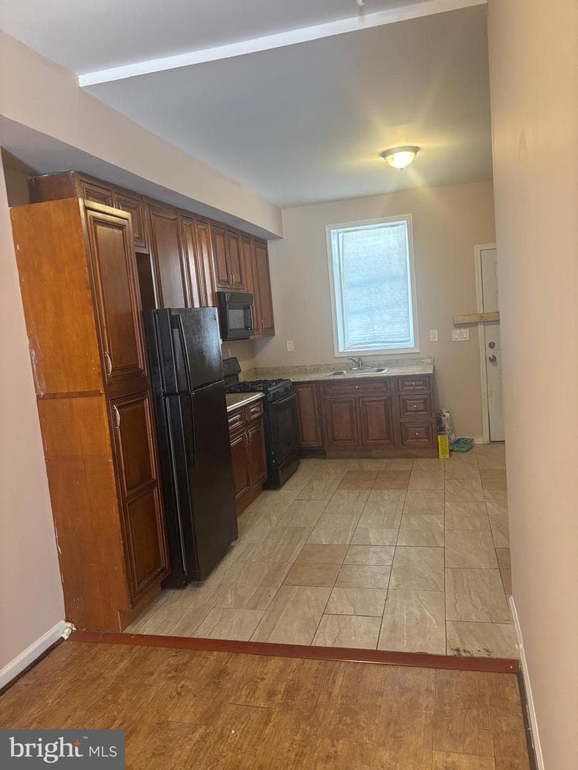 2328 E Madison Street photo 3