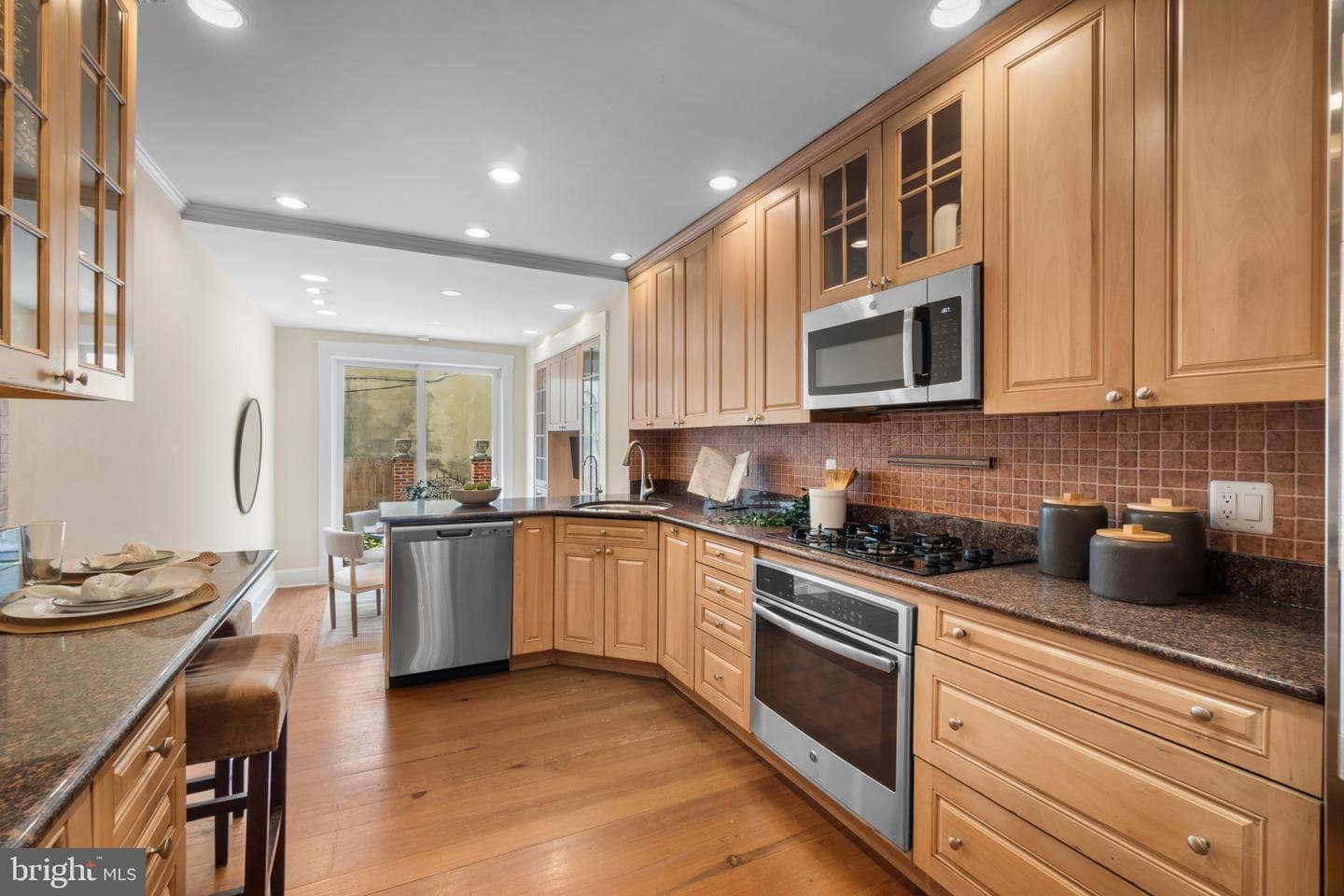 832 William Street photo 10