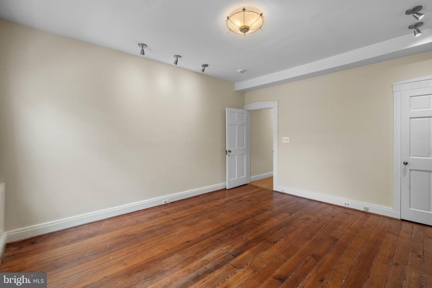 832 William Street photo 17