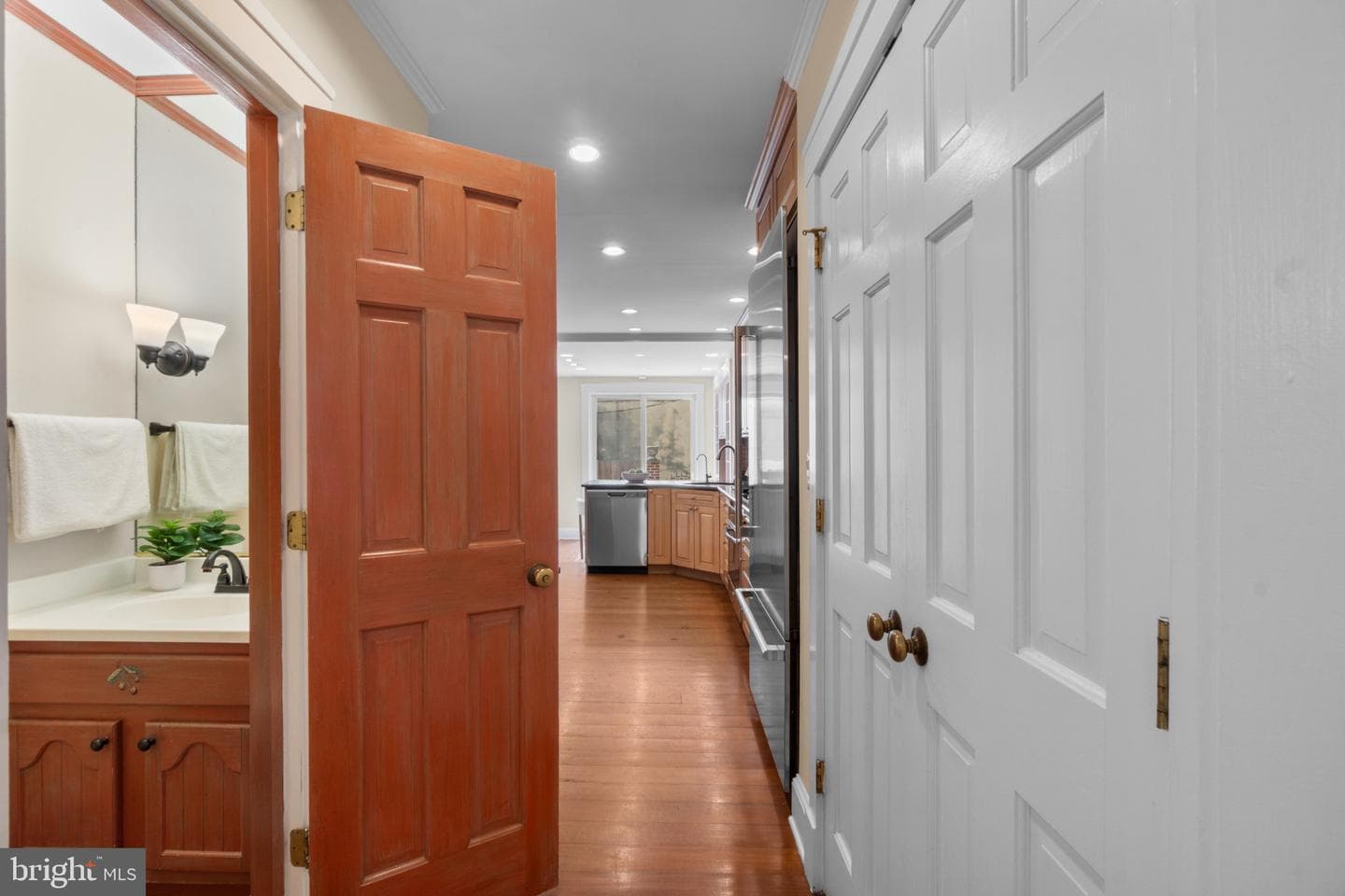 832 William Street photo 9