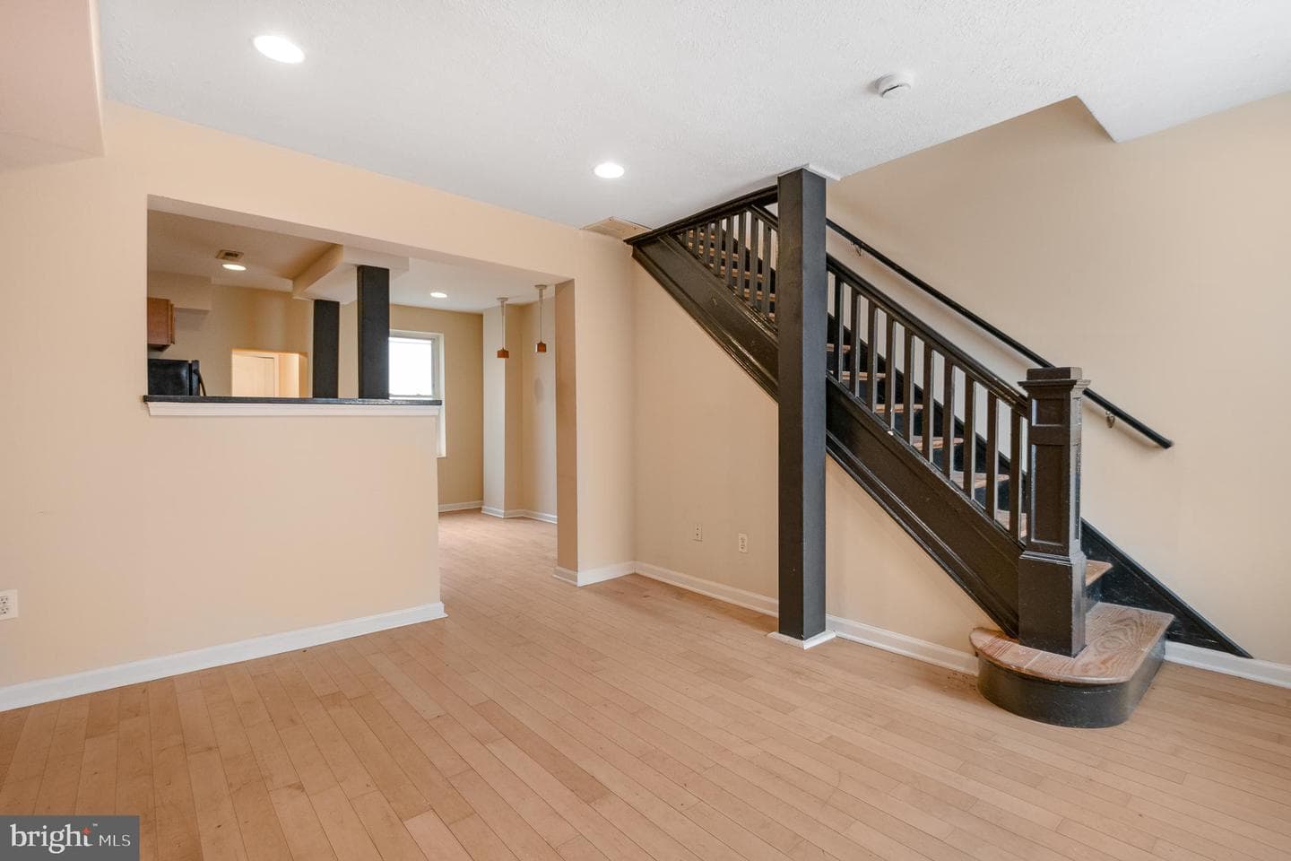1123 W Lombard Street photo 8