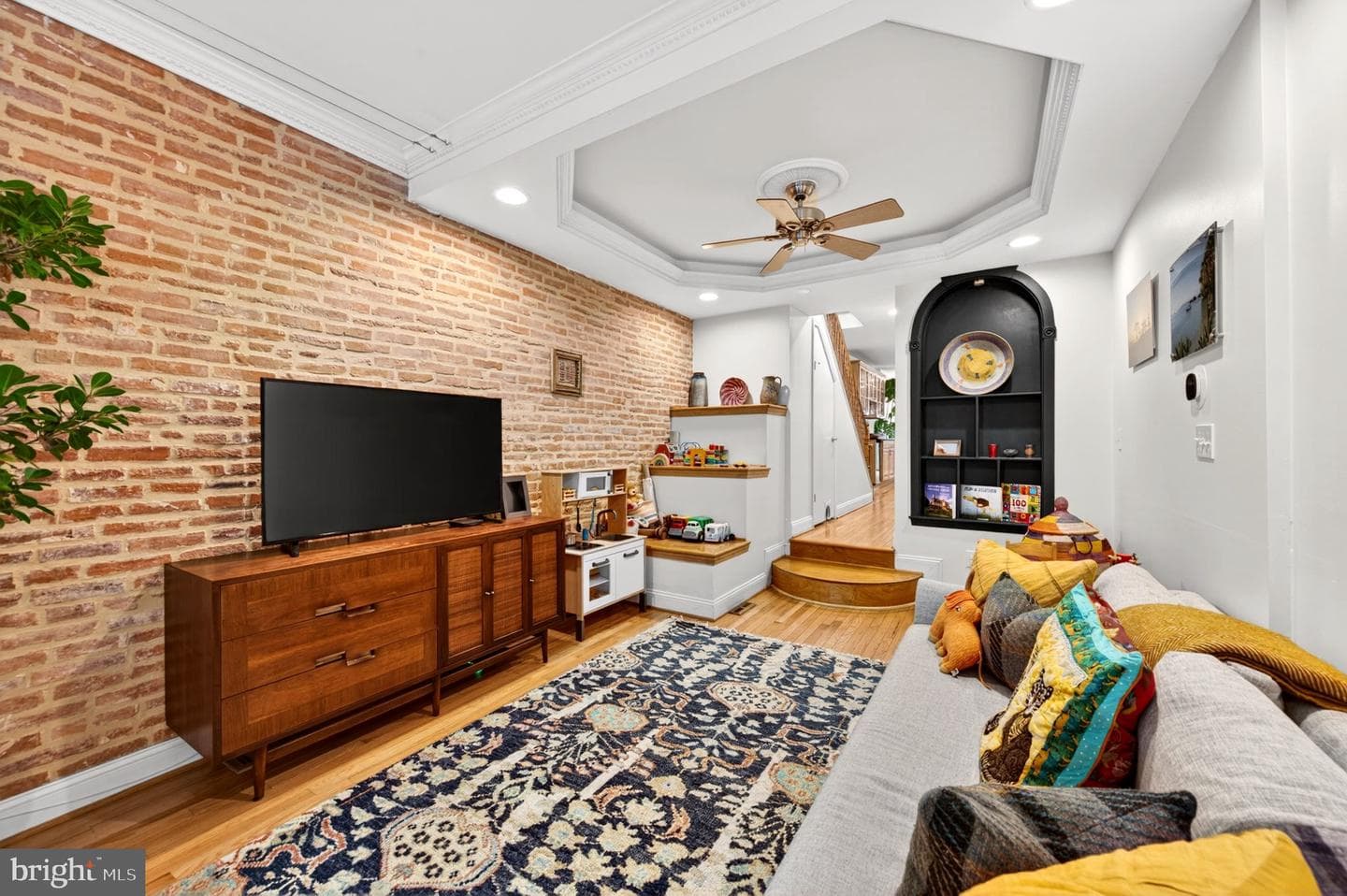 112 Fort Avenue E photo 10