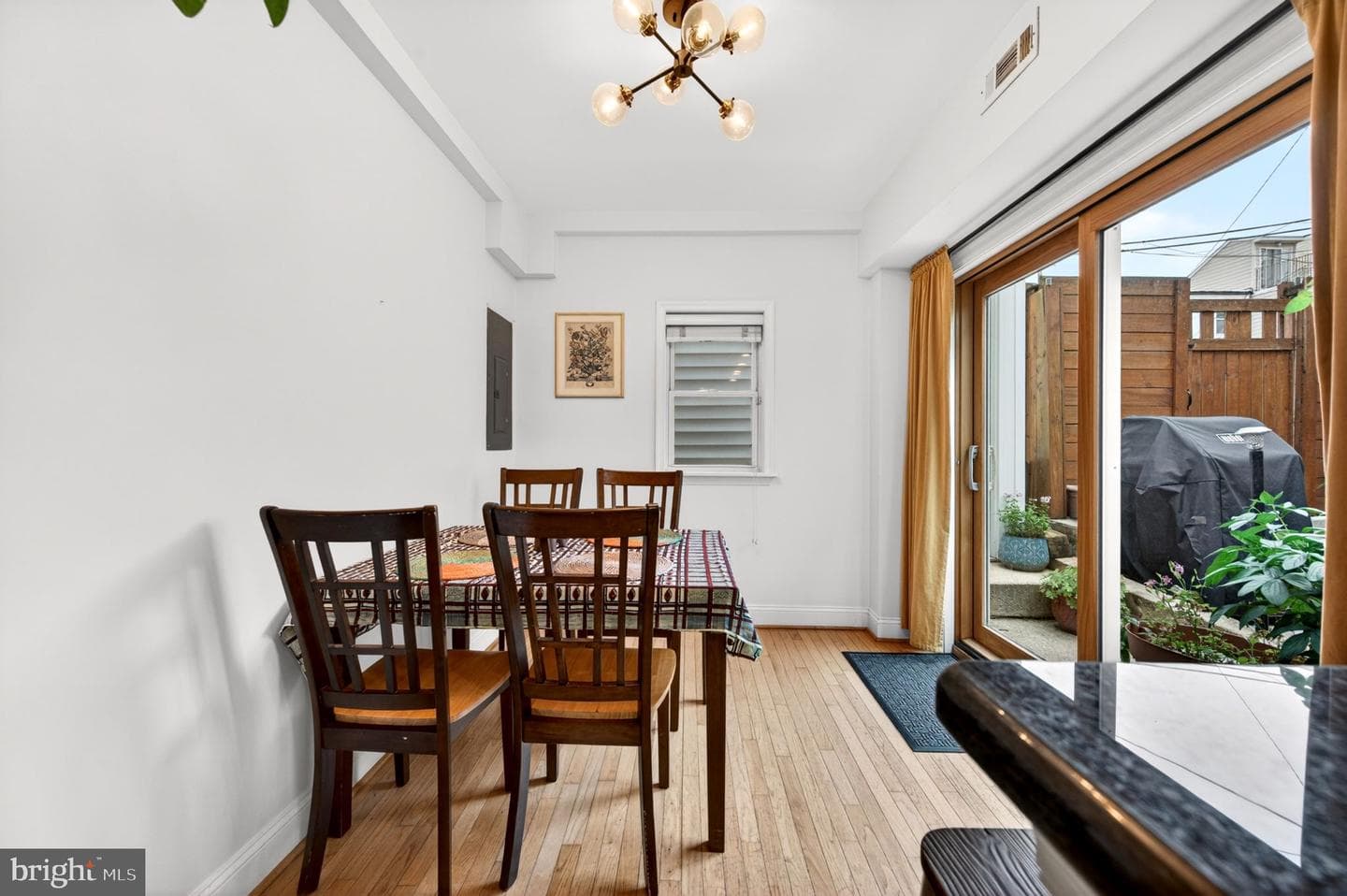 112 Fort Avenue E photo 19