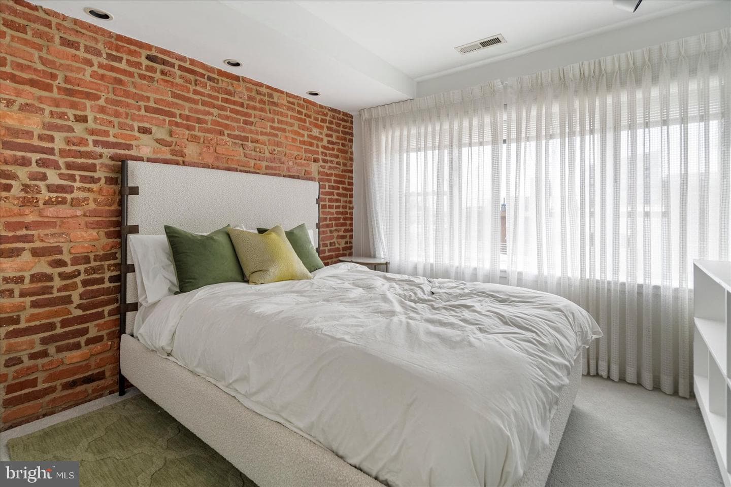 2125 Cambridge photo 31