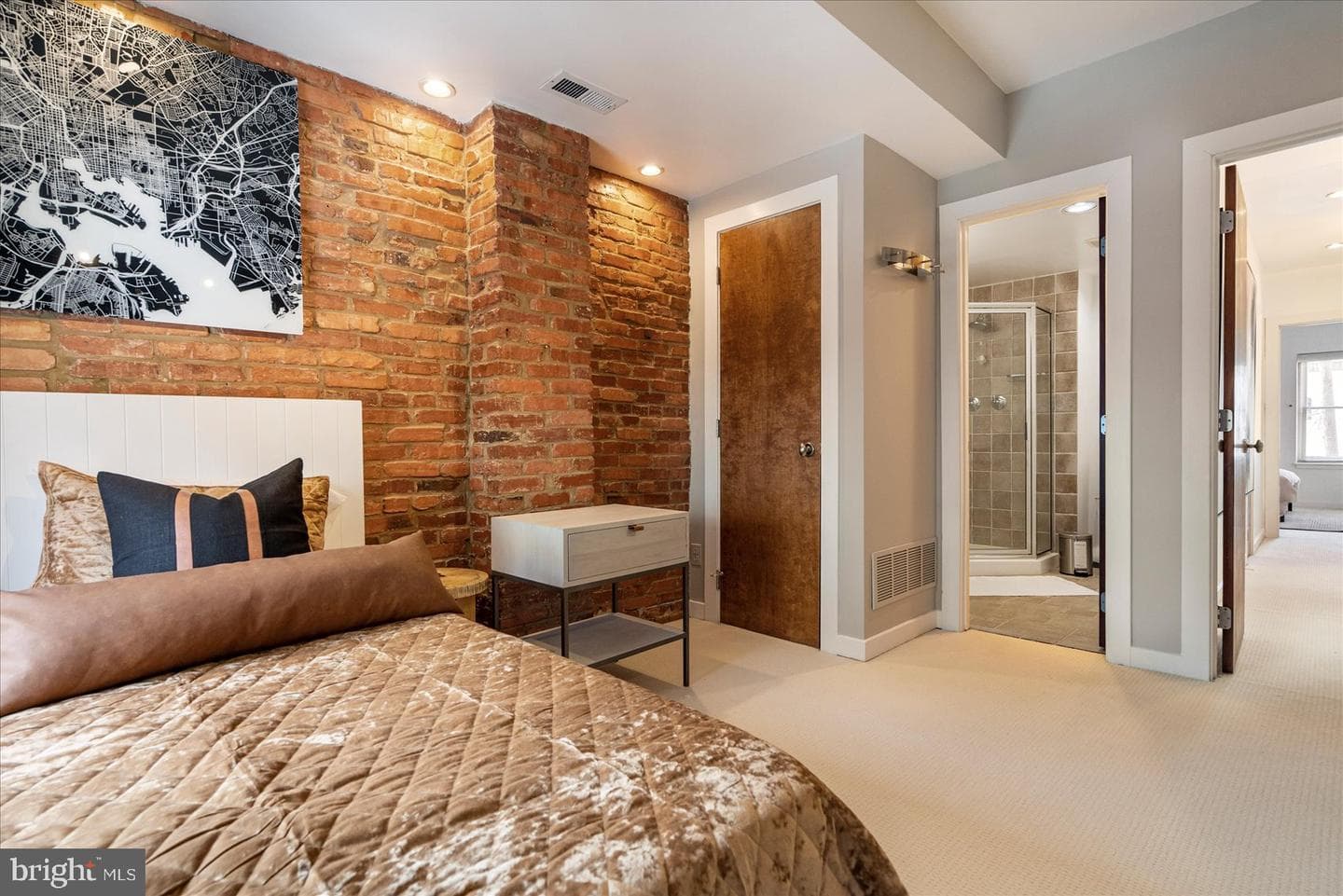 2125 Cambridge photo 42