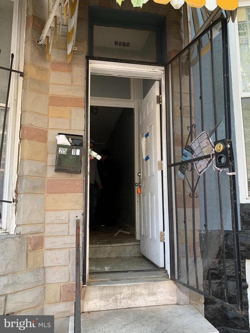 2515 W Fairmount Avenue photo 2