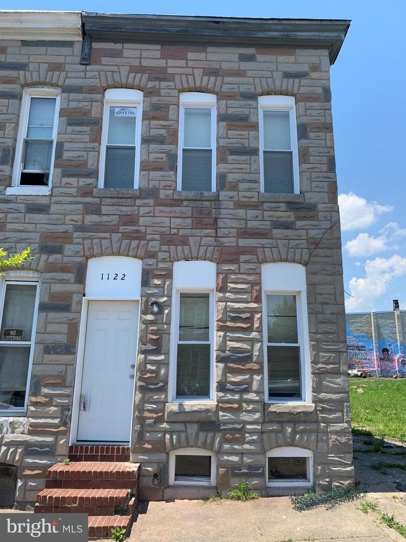 1122 N Montford Avenue photo 1
