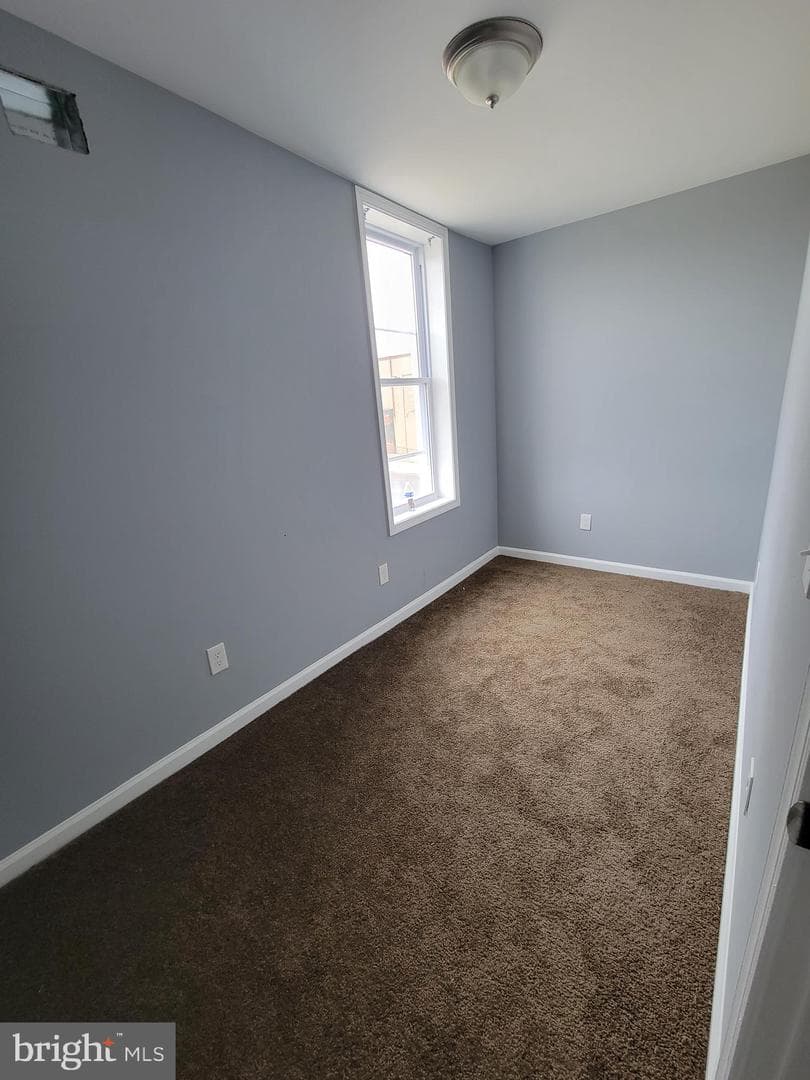 1122 N Montford Avenue photo 4