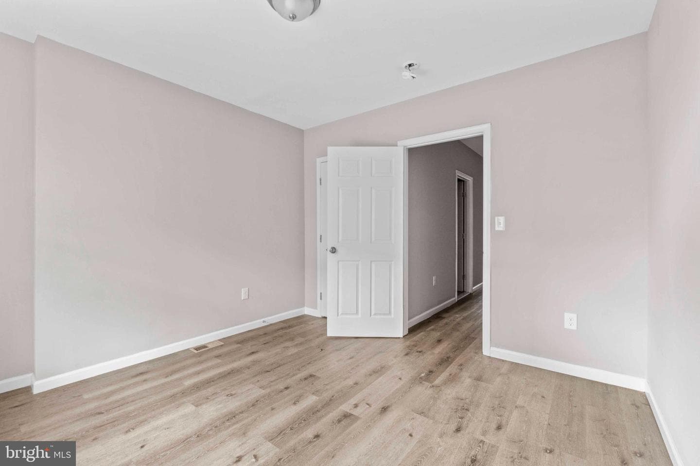 2815 E Madison Street photo 8
