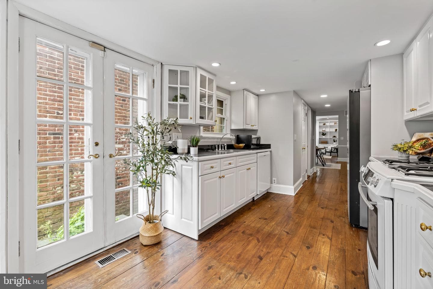 112 Montgomery Street photo 17