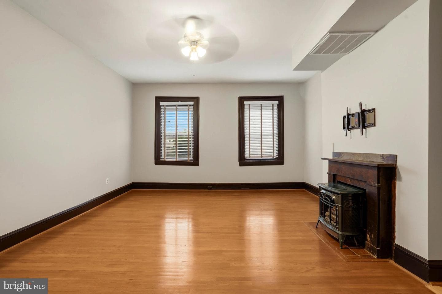 17 W Chase Street photo 9