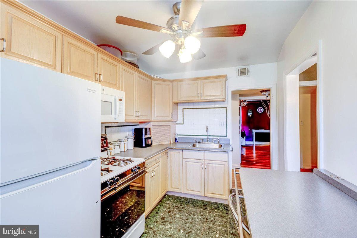 1071 Wilmington Avenue photo 8