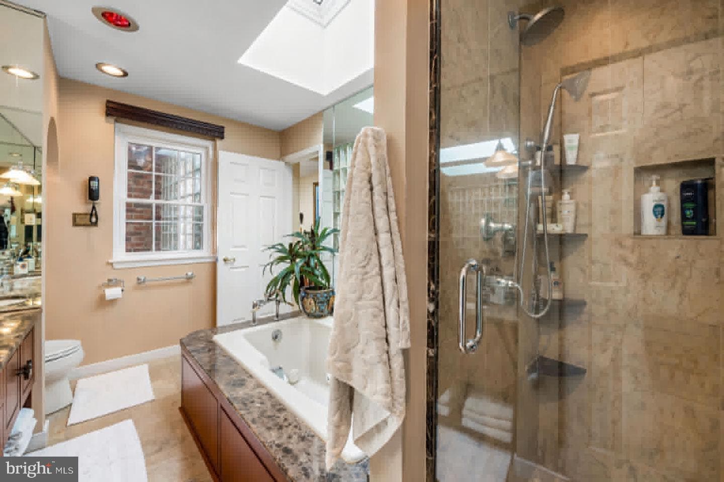 1807 Lancaster Street photo 35