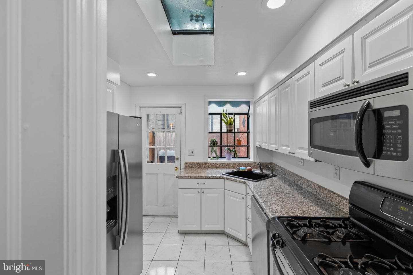 2223 Fleet Street photo 14
