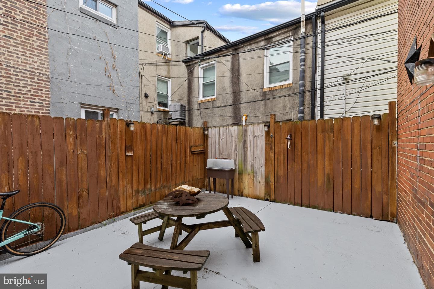 2223 Fleet Street photo 32