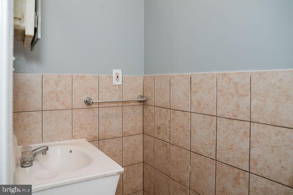 2630 E Monument Street photo 11
