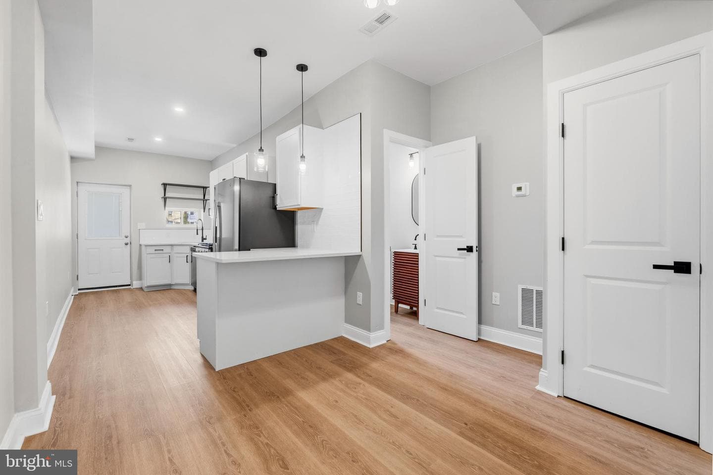 1410 E Lanvale Street photo 2