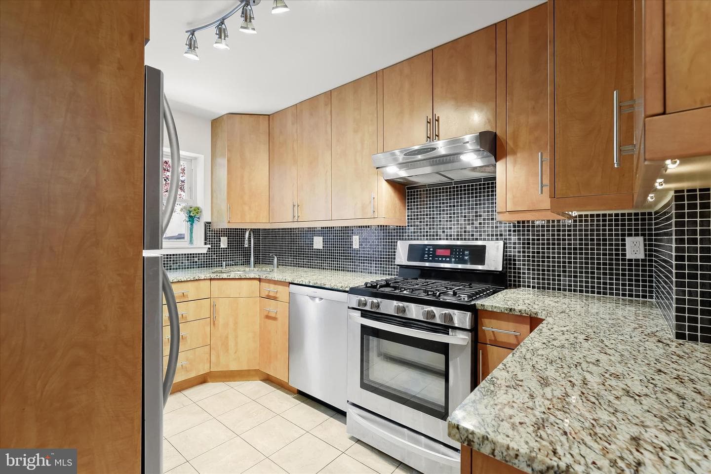 112 W Lee Street photo 17