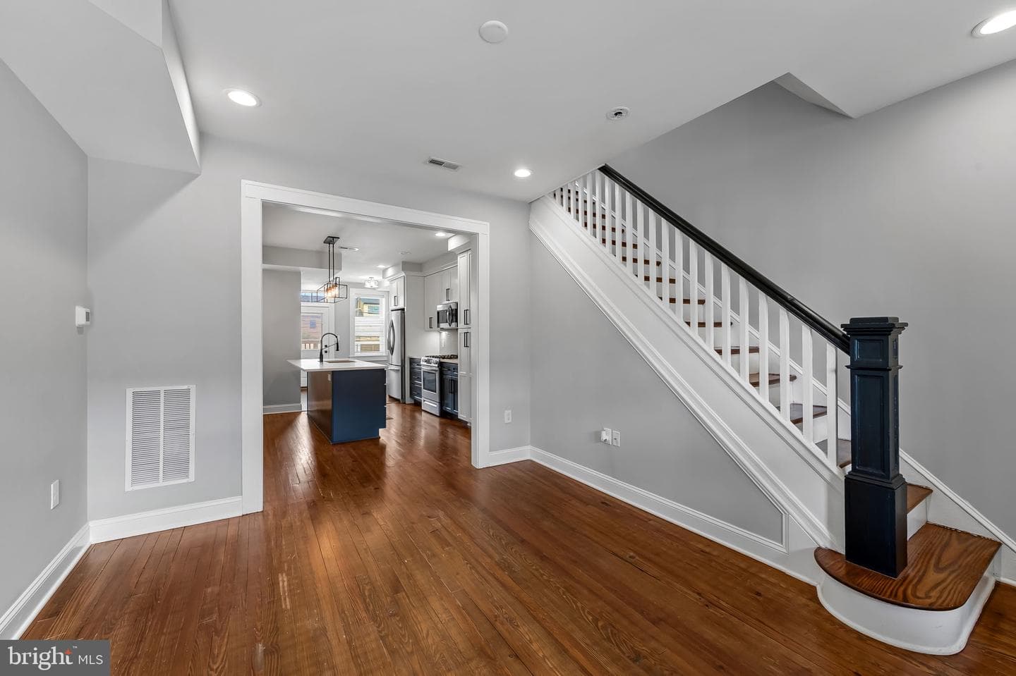 609 Grundy Street photo 8
