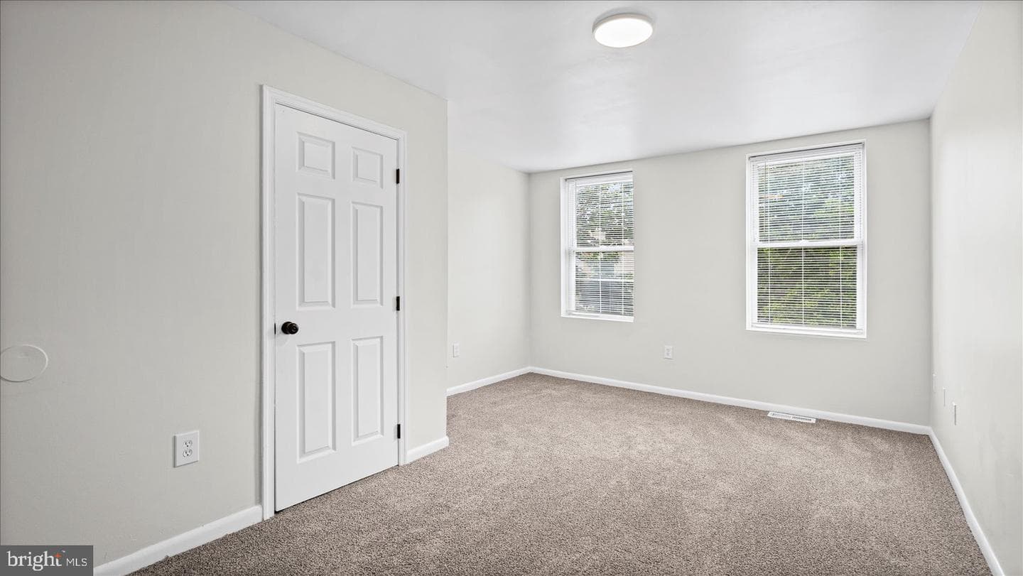 537 N Milton Avenue photo 24