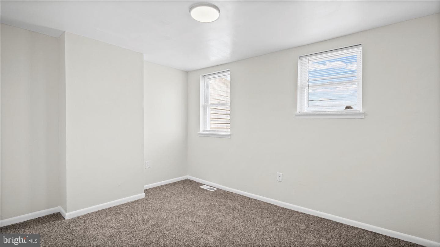 537 N Milton Avenue photo 27