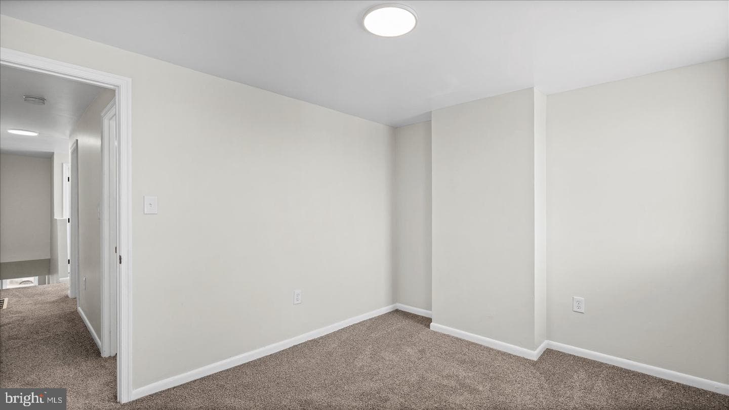 537 N Milton Avenue photo 28