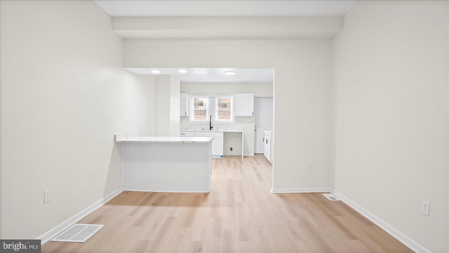 537 N Milton Avenue photo 9