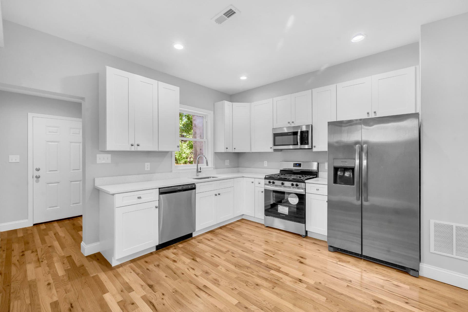 1602 Carswell Street photo 9
