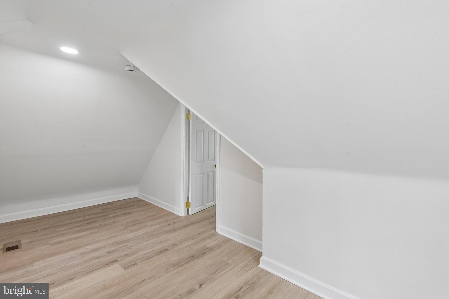 519 Rossiter Avenue photo 32