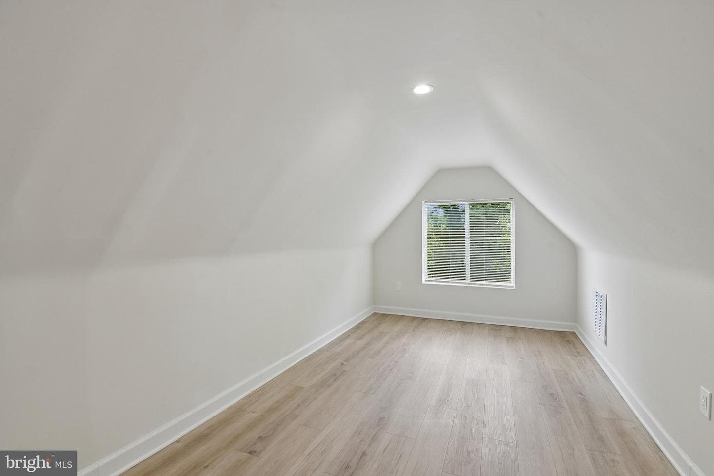 519 Rossiter Avenue photo 33