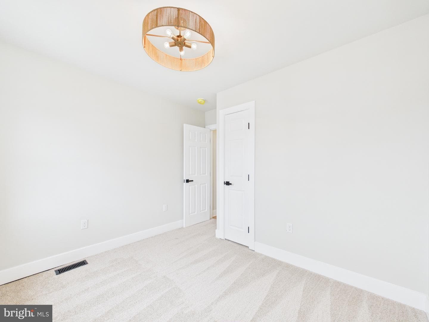 1744 Llewelyn Avenue photo 36