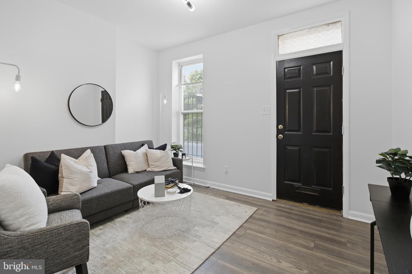 1523 Argyle Avenue photo 3