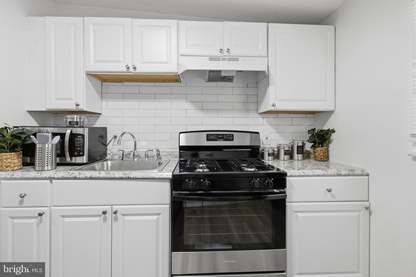 1523 Argyle Avenue photo 9
