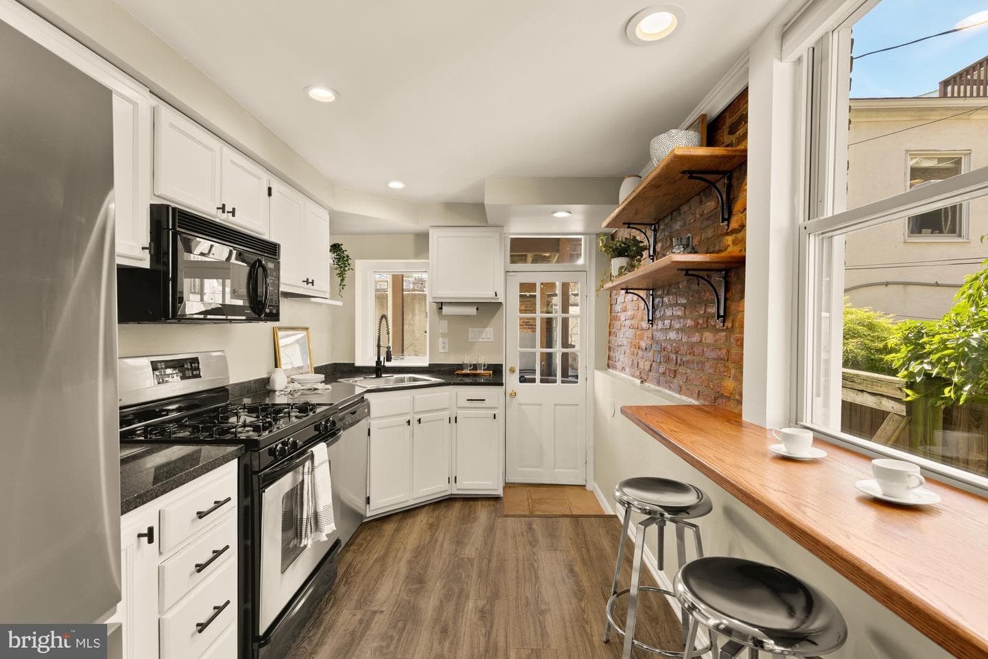 1100 Riverside Avenue photo 4