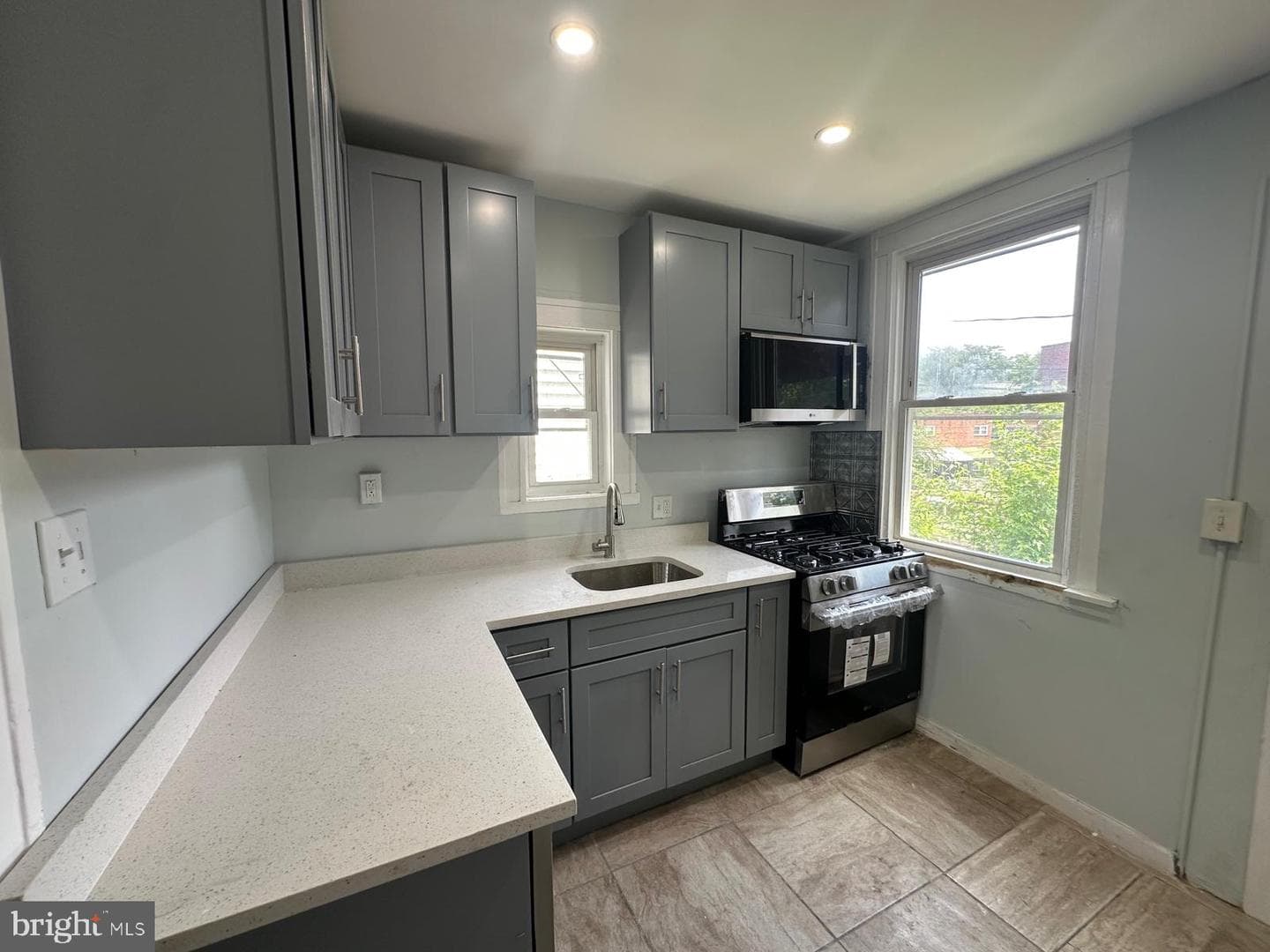 3045 Mathews Street photo 3