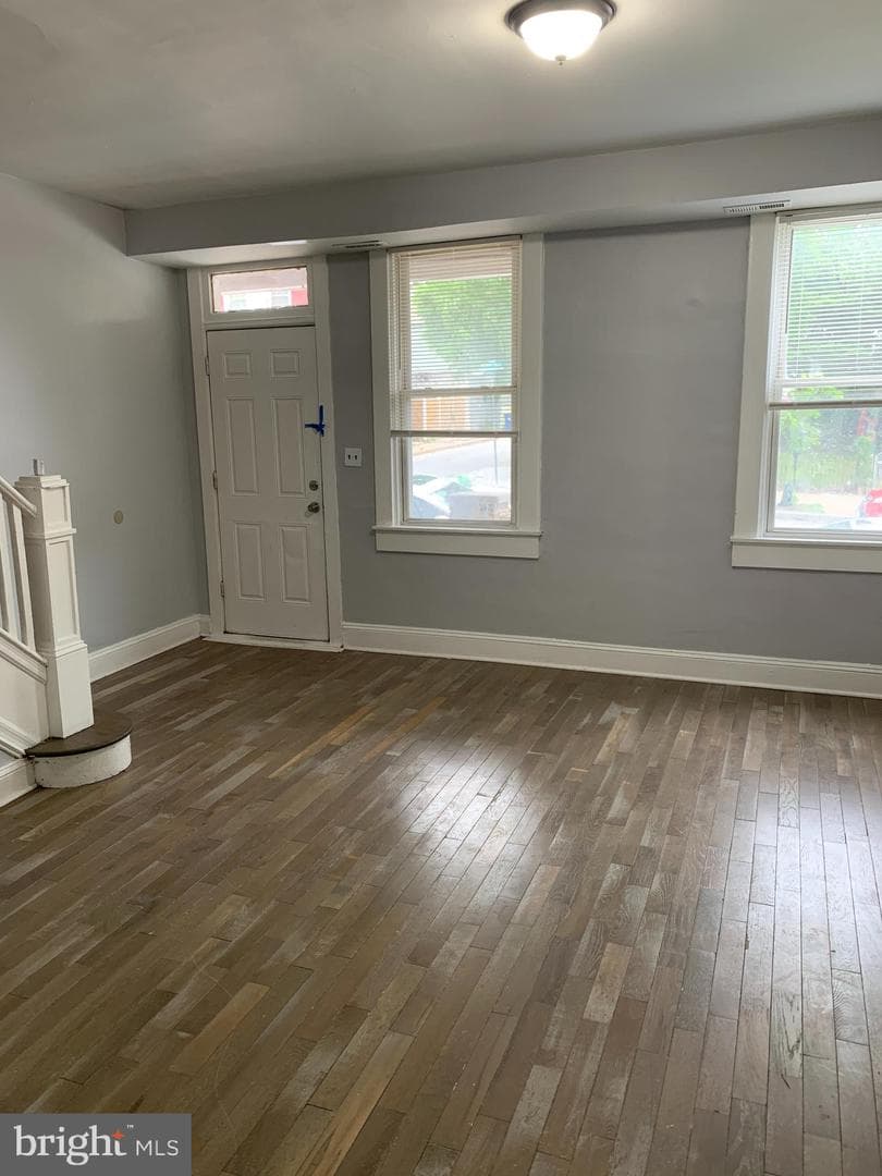 2516 Barclay Street photo 3
