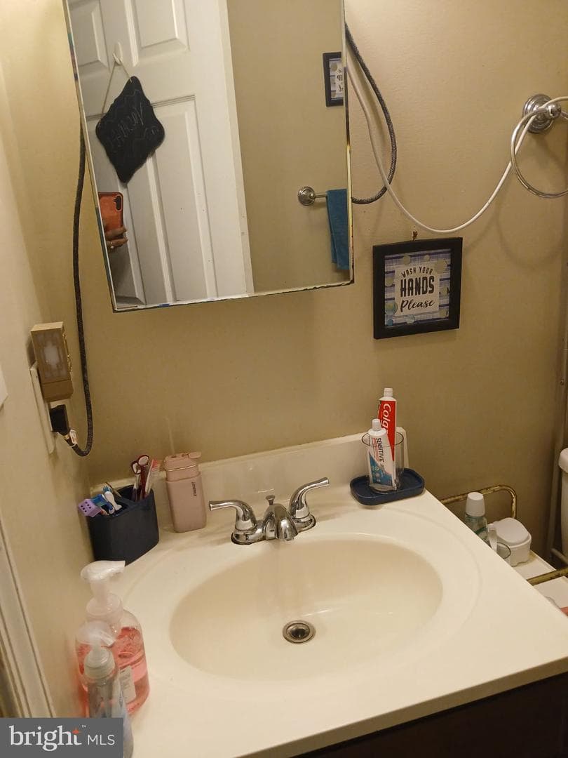 1552 Carswell Street photo 4