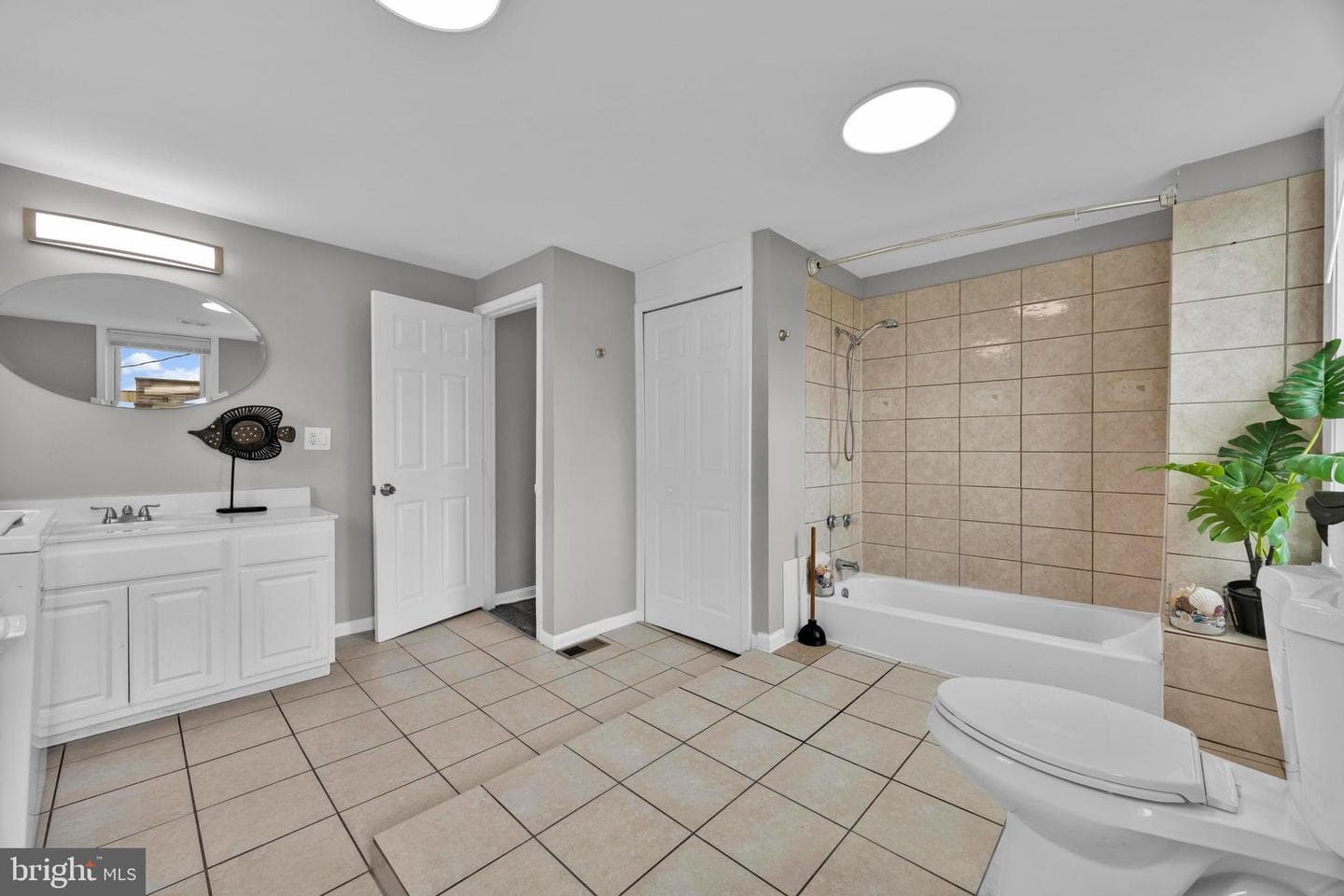 500 N Luzerne Avenue photo 22