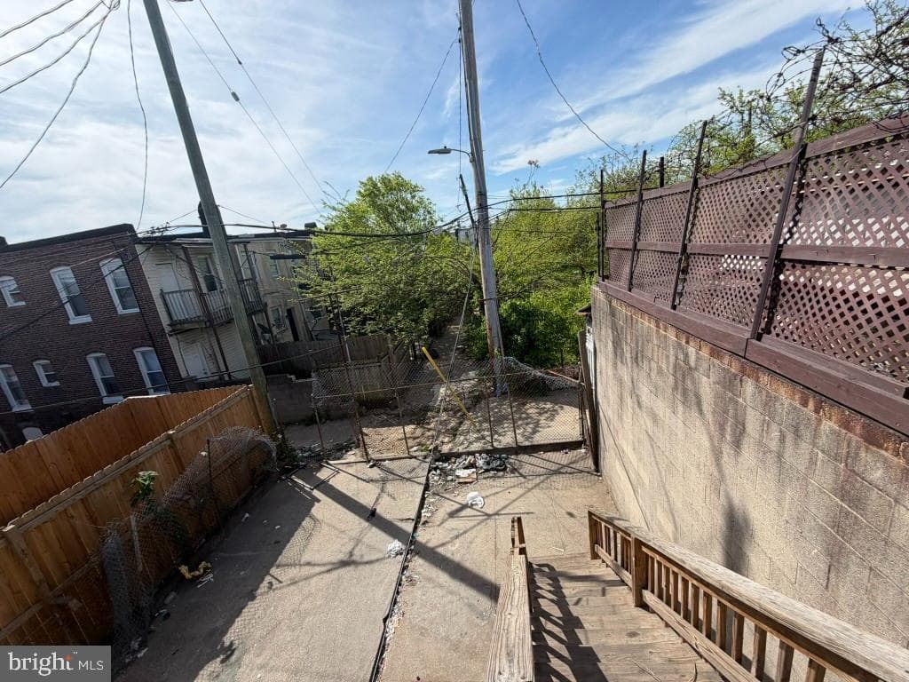 2529-2531 E Monument Street photo 44
