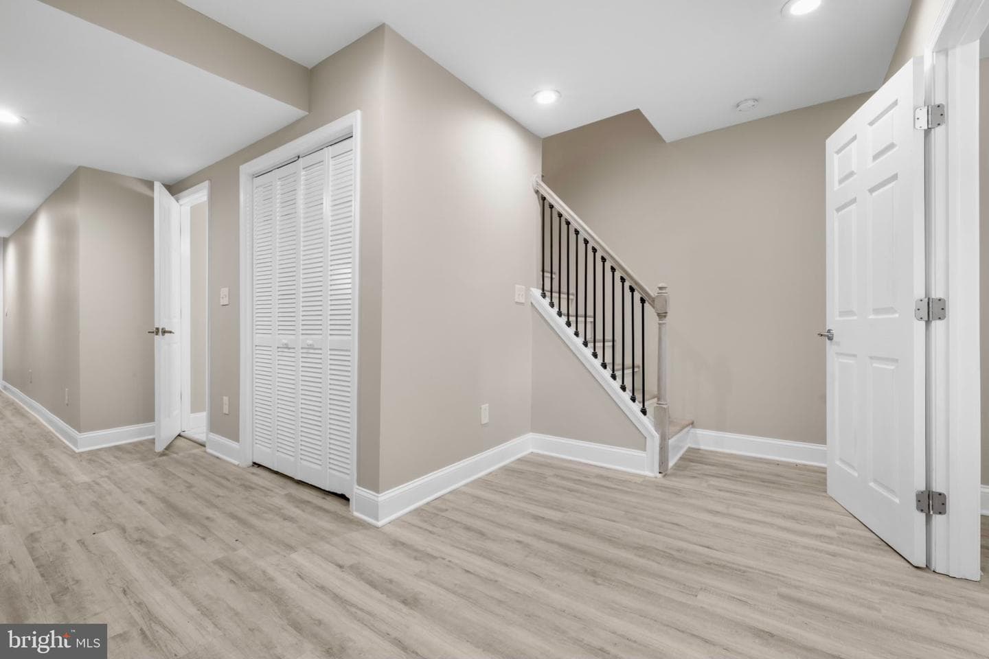 145 N Monastery Avenue photo 27