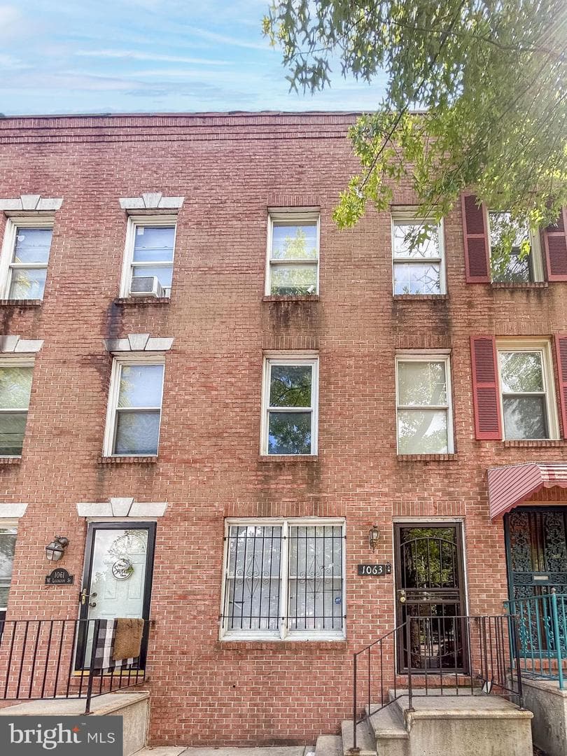 1063 W Lexington Street photo 1