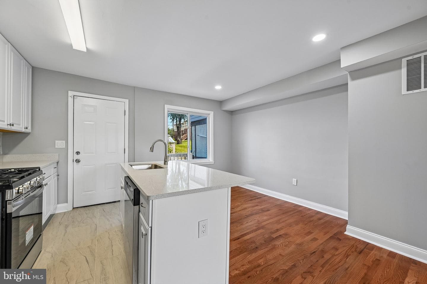628 Roundview Road photo 13