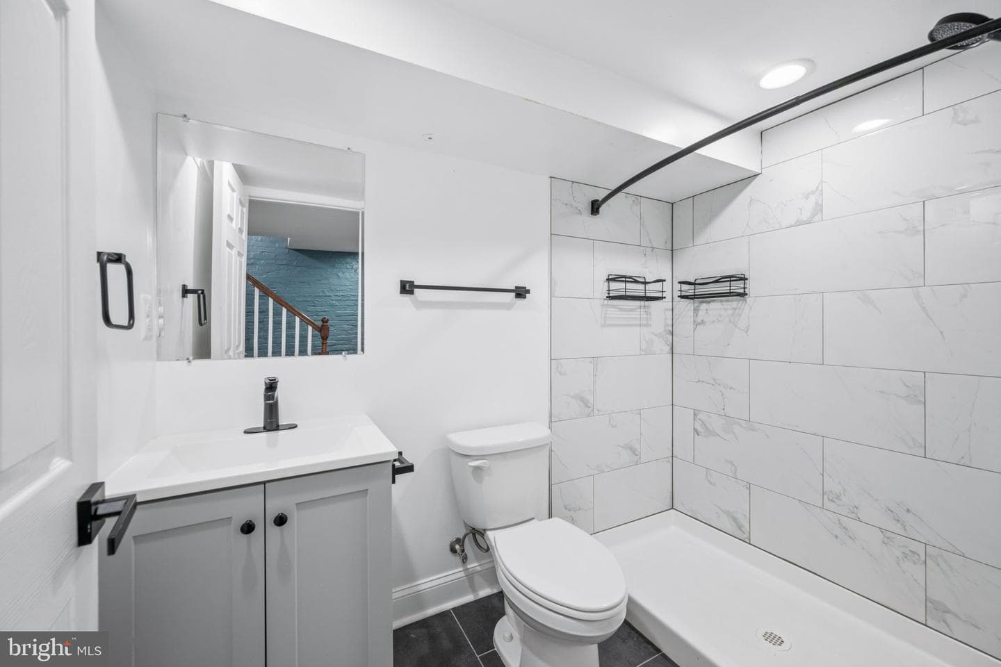 142 Ellwood Avenue S photo 28