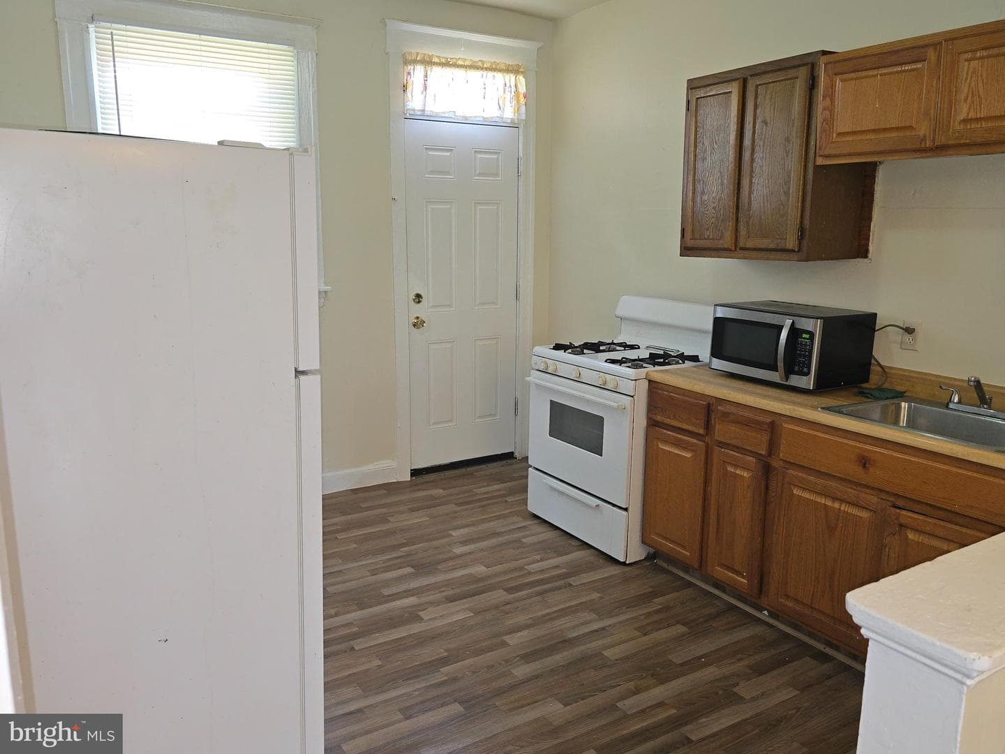 2562 Robb Street photo 11